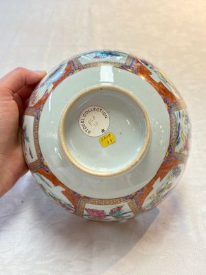 A pair of Chinese famille rose bowls with figures and roosters, Yongzheng/Qianlong — foto 7