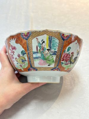 A pair of Chinese famille rose bowls with figures and roosters, Yongzheng/Qianlong — foto 8