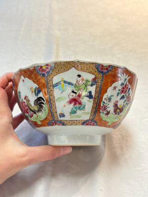 A pair of Chinese famille rose bowls with figures and roosters, Yongzheng/Qianlong — foto 9