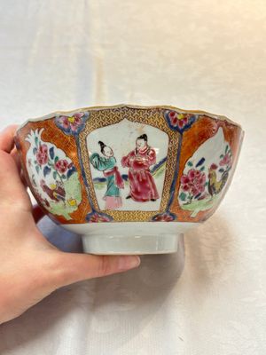 A pair of Chinese famille rose bowls with figures and roosters, Yongzheng/Qianlong — foto 10