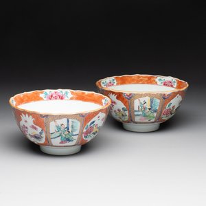 A pair of Chinese famille rose bowls with figures and roosters, Yongzheng/Qianlong — foto 1