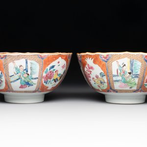 A pair of Chinese famille rose bowls with figures and roosters, Yongzheng/Qianlong — foto 2