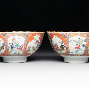 A pair of Chinese famille rose bowls with figures and roosters, Yongzheng/Qianlong — foto 3
