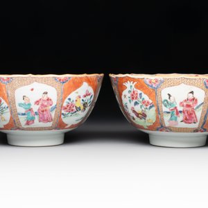 A pair of Chinese famille rose bowls with figures and roosters, Yongzheng/Qianlong — foto 4