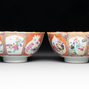 A pair of Chinese famille rose bowls with figures and roosters, Yongzheng/Qianlong — foto 5