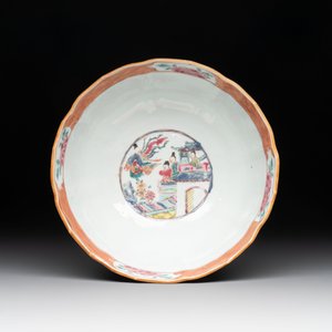 A pair of Chinese famille rose bowls with figures and roosters, Yongzheng/Qianlong — foto 6