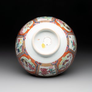 A pair of Chinese famille rose bowls with figures and roosters, Yongzheng/Qianlong — foto 7
