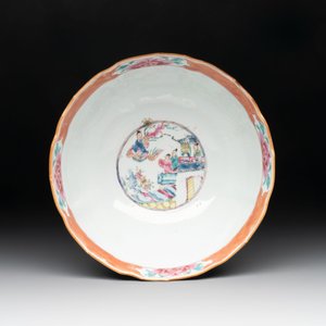 A pair of Chinese famille rose bowls with figures and roosters, Yongzheng/Qianlong — foto 8