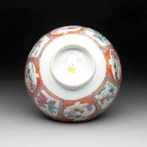 A pair of Chinese famille rose bowls with figures and roosters, Yongzheng/Qianlong — foto 9