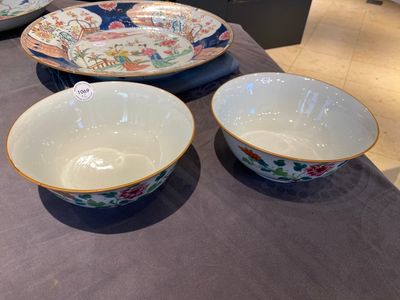 A pair of Chinese famille rose bowls with floral design, Qianlong mark and of the period — 照片 1