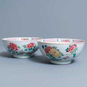A pair of Chinese famille rose bowls with floral design, Yongzheng — 照片 1
