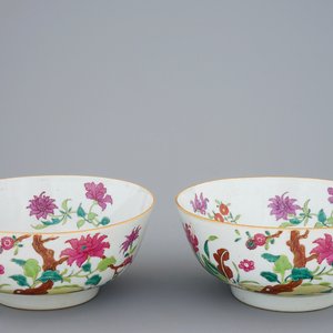 A pair of Chinese famille rose bowls with flowers, Qianlong, 18th C. — photo 1