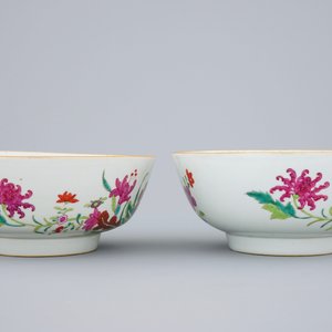 A pair of Chinese famille rose bowls with flowers, Qianlong, 18th C. — photo 4