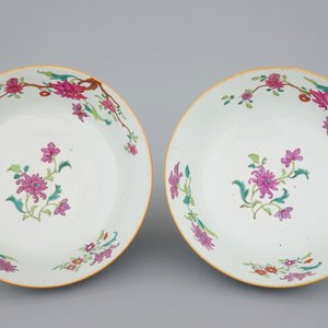 A pair of Chinese famille rose bowls with flowers, Qianlong, 18th C. — photo 5
