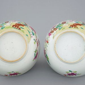 A pair of Chinese famille rose bowls with flowers, Qianlong, 18th C. — photo 6