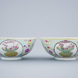 A pair of Chinese famille rose bowls with phoenixes and flower baskets, 19th C. — 照片 1