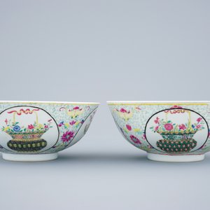 A pair of Chinese famille rose bowls with phoenixes and flower baskets, 19th C. — 照片 2