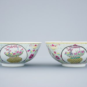 A pair of Chinese famille rose bowls with phoenixes and flower baskets, 19th C. — 照片 3