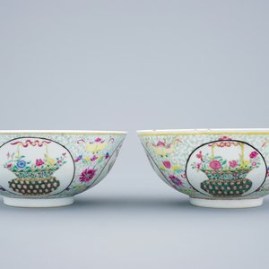 A pair of Chinese famille rose bowls with phoenixes and flower baskets, 19th C. — 照片 4