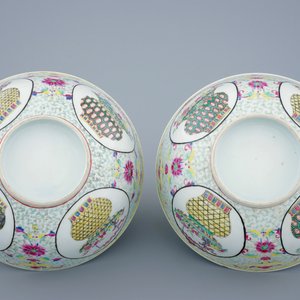 A pair of Chinese famille rose bowls with phoenixes and flower baskets, 19th C. — 照片 6