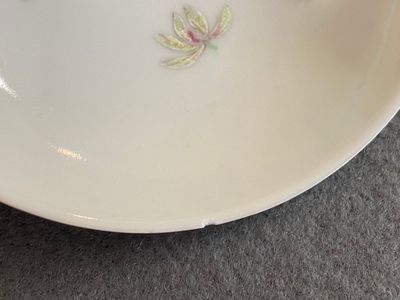 A pair of Chinese famille rose 'butterfly' bowls and covers, Jiaqing mark, 19th C. — 照片 9