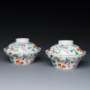 A pair of Chinese famille rose 'butterfly' bowls and covers, Jiaqing mark, 19th C. — 照片 1