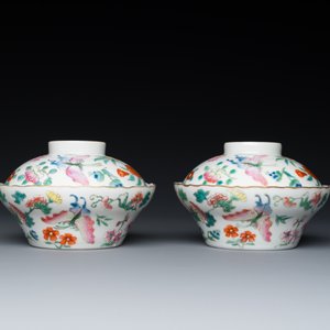 A pair of Chinese famille rose 'butterfly' bowls and covers, Jiaqing mark, 19th C. — 照片 2