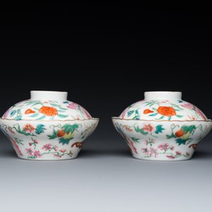 A pair of Chinese famille rose 'butterfly' bowls and covers, Jiaqing mark, 19th C. — 照片 3