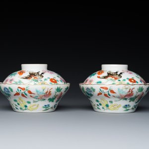 A pair of Chinese famille rose 'butterfly' bowls and covers, Jiaqing mark, 19th C. — 照片 5