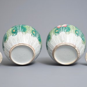 A pair of Chinese famille rose 'cabbage' jars and covers, 19th C. — photo 6