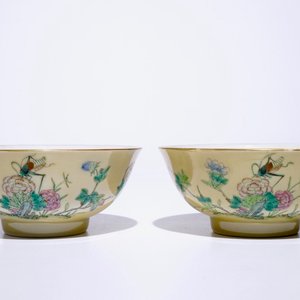 A pair of Chinese famille rose café au lait ground bowls, Xianfeng mark and of the period — photo 1