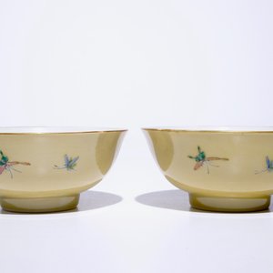 A pair of Chinese famille rose café au lait ground bowls, Xianfeng mark and of the period — photo 3