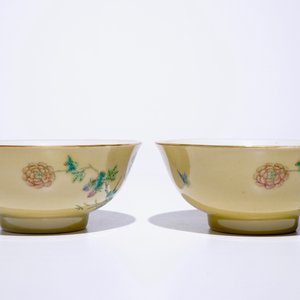 A pair of Chinese famille rose café au lait ground bowls, Xianfeng mark and of the period — photo 4