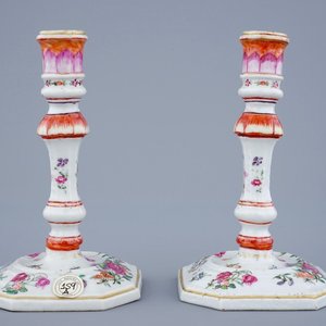 A pair of Chinese famille rose candlesticks, Qianlong, 18th C. — photo 1