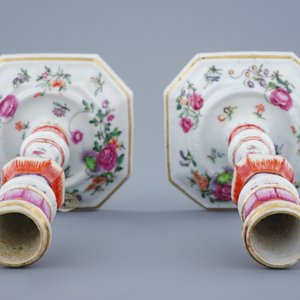 A pair of Chinese famille rose candlesticks, Qianlong, 18th C. — photo 5