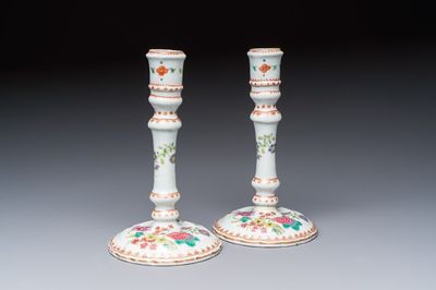 A pair of Chinese famille rose candlesticks with floral design, Qianlong — photo 1