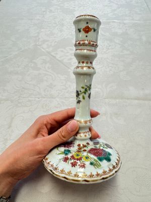 A pair of Chinese famille rose candlesticks with floral design, Qianlong — photo 13