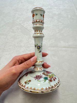 A pair of Chinese famille rose candlesticks with floral design, Qianlong — photo 14
