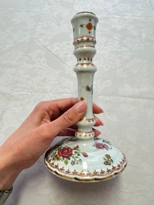 A pair of Chinese famille rose candlesticks with floral design, Qianlong — photo 15