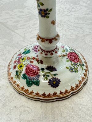 A pair of Chinese famille rose candlesticks with floral design, Qianlong — photo 19
