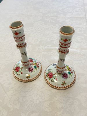 A pair of Chinese famille rose candlesticks with floral design, Qianlong — photo 2