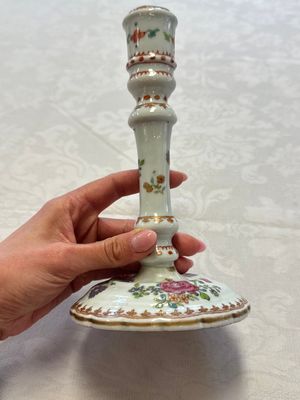 A pair of Chinese famille rose candlesticks with floral design, Qianlong — photo 26