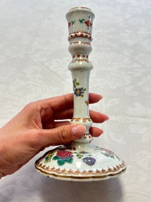 A pair of Chinese famille rose candlesticks with floral design, Qianlong — photo 27