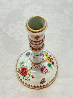 A pair of Chinese famille rose candlesticks with floral design, Qianlong — photo 3