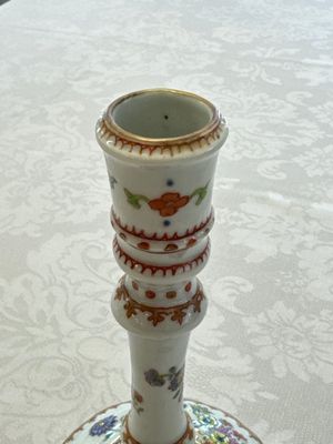 A pair of Chinese famille rose candlesticks with floral design, Qianlong — photo 31