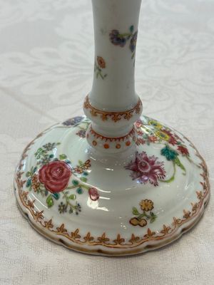 A pair of Chinese famille rose candlesticks with floral design, Qianlong — photo 4