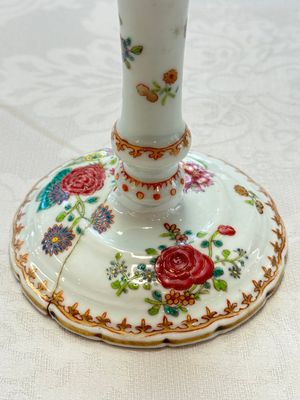 A pair of Chinese famille rose candlesticks with floral design, Qianlong — photo 5