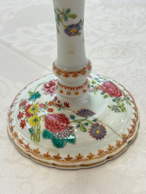 A pair of Chinese famille rose candlesticks with floral design, Qianlong — photo 6