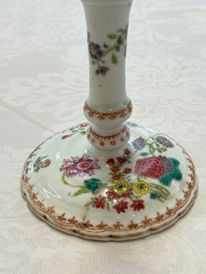 A pair of Chinese famille rose candlesticks with floral design, Qianlong — photo 7