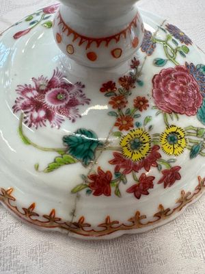 A pair of Chinese famille rose candlesticks with floral design, Qianlong — photo 8